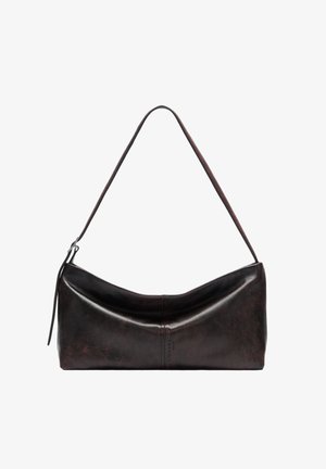 Ciemnobrązowa skórzana torebka o unikalnym, zakrzywionym kształcie, z jednym paskiem oraz subtelnymi detalami przeszycia wzdłuż środka. Gładka tekstura.