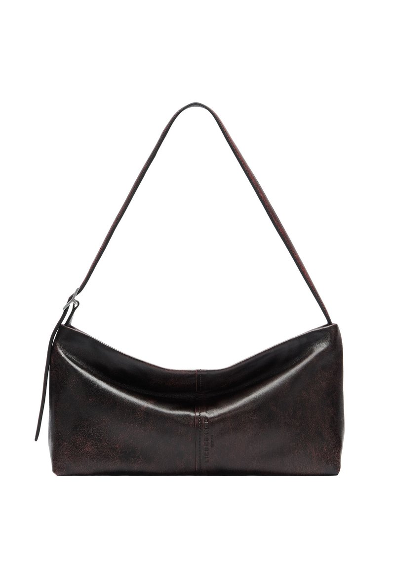 Borsa a tracolla in pelle marrone scuro con una forma curva unica, una sola tracolla e dettagli di cucitura discreti lungo il centro. Texture liscia.