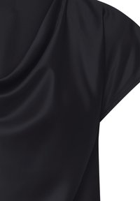 Gros plan sur un tissu noir soyeux avec des plis doux et un détail de manche courte.