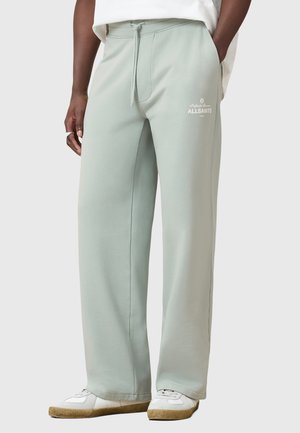 Ljusgröna sweatpants med en avslappnad passform, elastisk midja, snörning och vit logodetalj. Tillverkade av mjukt bomullsmaterial.
