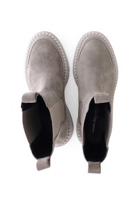 Bottines en suède gris avec une semelle texturée, dotées de panneaux latéraux élastiques et de tirettes à l'arrière pour un enfilage facile.