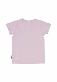 Vaaleanpunainen lyhythihainen t-paita, jossa on pyöreä kaula-aukko, sileä pinta ja pieni etiketti sivussa. Takana yksinkertainen muotoilu, ei kuvioita.