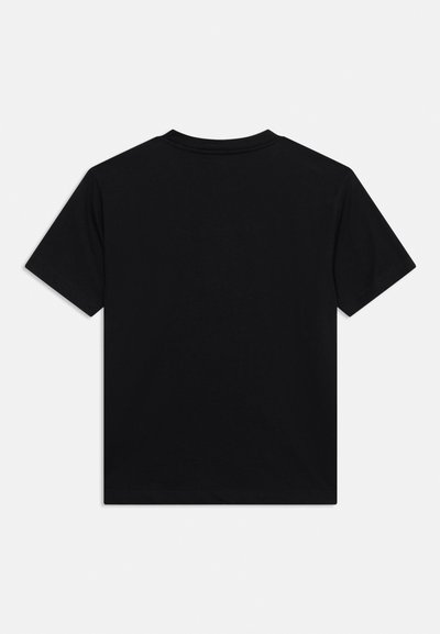 Μαύρο απλό κοντομάνικο μπλουζάκι απλωμένο, που δείχνει την πίσω όψη, με στρογγυλή λαιμόκοψη σε λευκό φόντο.