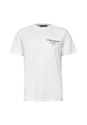 Valkoinen puuvillainen t-paita, jossa on pyöreä pääntie, lyhyet hihat ja painettu grafiikka vasemmassa yläkulmassa, jossa lukee "STREET ONE MEN" ja tekstiä.