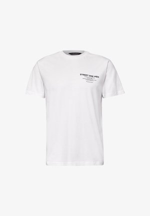 Valkoinen puuvillainen t-paita, jossa on pyöreä pääntie, lyhyet hihat ja painettu grafiikka vasemmassa yläkulmassa, jossa lukee "STREET ONE MEN" ja tekstiä.
