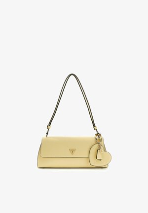 Sac à bandoulière rectangulaire beige avec une fermeture à rabat, une sangle bordée de noir, et un charm en forme de cœur avec une clé et l'initiale "G".
