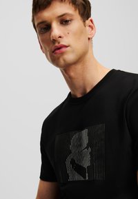 KARL LAGERFELD OPTICAL ILLUSION - Marškinėliai su spaudiniu - black