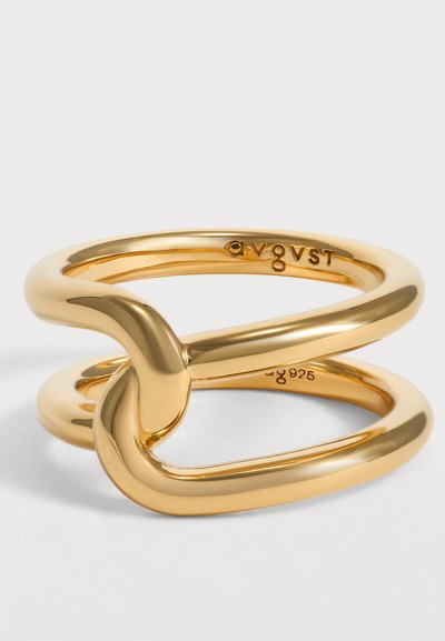 Bague double-bande en or poli formant un design moderne de nœud ouvert avec des gravures "avgvst" et "925" à l'intérieur.