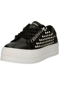 Sneaker in pelle nera con borchie argentate, suola piatta spessa bianca, lacci piatti e logo sulla linguetta, caratterizzata da un design elegante e moderno.
