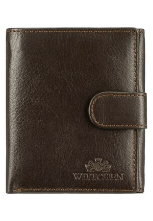 Portefeuille en cuir marron avec une texture lisse, des bords cousus et une fermeture à pression. Il présente un logo de marque en relief et un design rectangulaire compact.