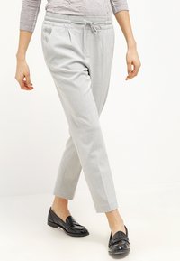 Ljusgrå tapered byxor med elastisk midja, dragsko och sidofickor, som har en jämn struktur och subtila vertikala ränder.