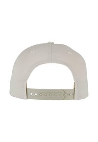 Beige baseball cap med en glat stof, flad skygge og justerbar plastikrem bagpå, der har flere størrelseshuller til tilpasning.
