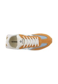 Baskets blanches en suède orange avec des accents bleu clair et lacets blancs. Elles présentent un bout rond et une semelle texturée avec un léger talon.