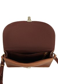 Hnědá kožená kabelka přes rameno s otevřeným klopou, viditelnou vnitřní kapsou a nastavitelným popruhem s kovovým kováním.