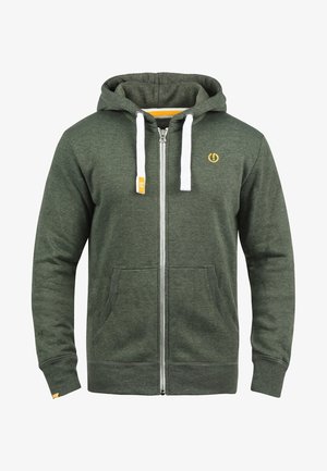 Grüne Zip-Hoodie aus weichem Stoff mit einem vorderen Reißverschluss, weißen Zugbändern und zwei Seitentaschen. Gelbes Logo auf der Brust.
