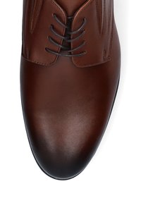 Brązowe skórzane buty eleganckie o gładkim wykończeniu, z zaokrąglonym noskiem i sześcioma otworami na sznurówki, ozdobne przeszycia wzdłuż krawędzi.