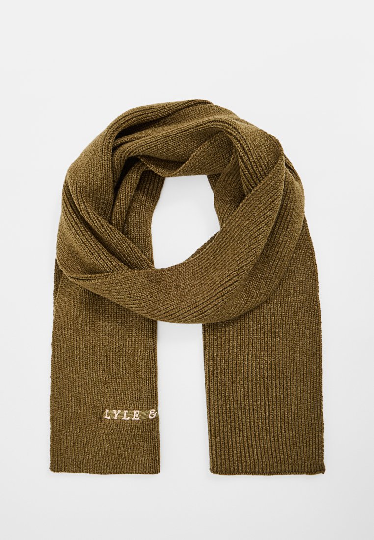 Olijfgroene gebreide sjaal met ribbeltextuur, voorzien van een lichtroze geborduurd logo aan één uiteinde. Zacht materiaal, rechthoekige vorm.