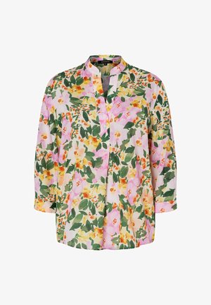 Bloemige overhemdd met een mix van roze, geel en groene kleuren, met driekwart mouwen en een V-halsontwerp. Lichtgewicht stof.