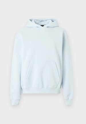 Gaiši zils pulovers ar kapuci, priekšpusē kenguru stila kabata, ribota aproces un apakšmala, uz kreisā krūtīm neliels smalks logotips.