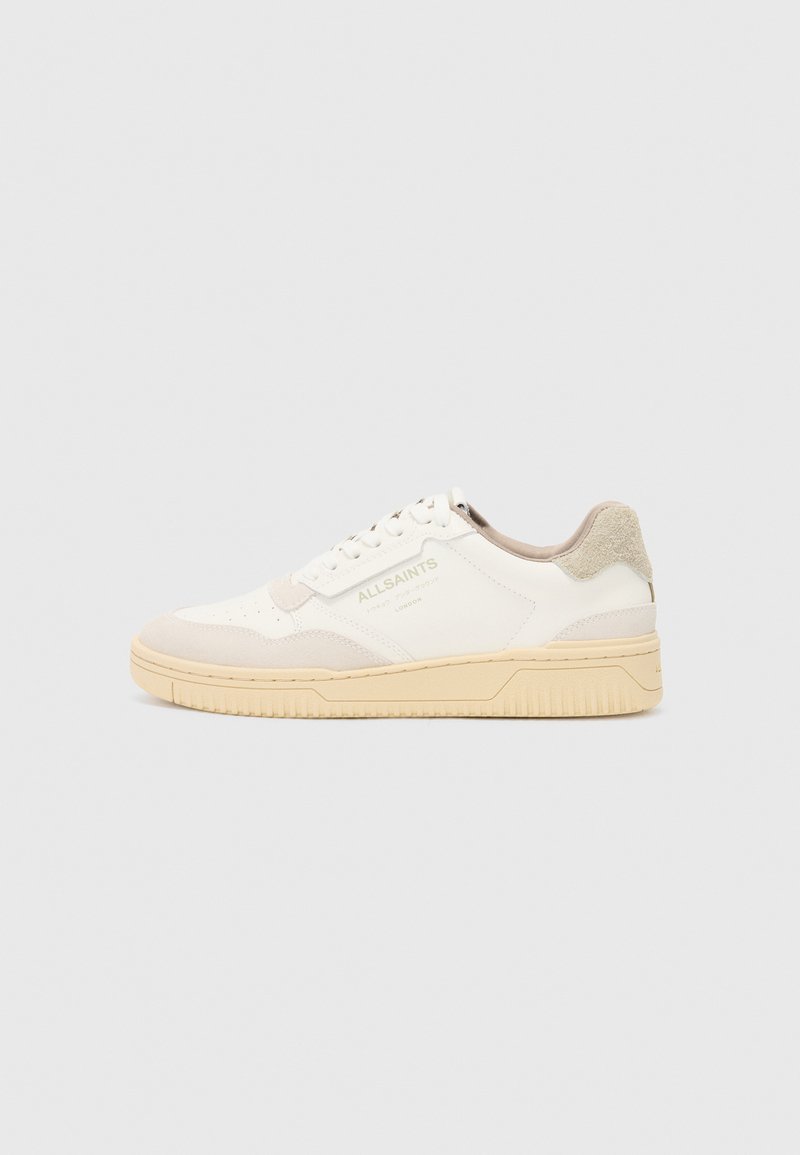 Hvite lær sneakers med lysebeige semsket detaljer, rund tå, flat såle og preget logo på siden. Teksturert hælpanel.