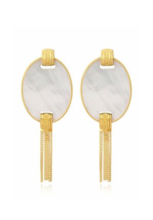 Boucles d'oreilles dorées avec inserts ovales blancs marbrés et pampilles en chaîne dorée texturée suspendues au bord inférieur.