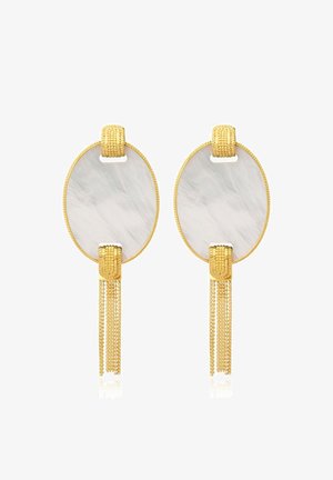 Boucles d'oreilles dorées avec inserts ovales blancs marbrés et pampilles en chaîne dorée texturée suspendues au bord inférieur.