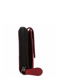 Portafoglio rosso e nero con zip, caratterizzato da un design testurizzato. Presenta una zip in contrasto e una piccola tracolla in pelle per una facile maneggevolezza.