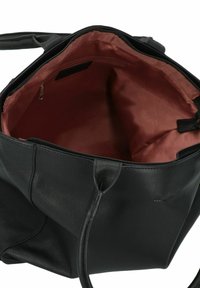 Schwarze Ledertasche mit strukturiertem Äußeren und pinkem Stoffinneren, ausgestattet mit einem Reißverschluss und einer Innentasche zur Organisation.