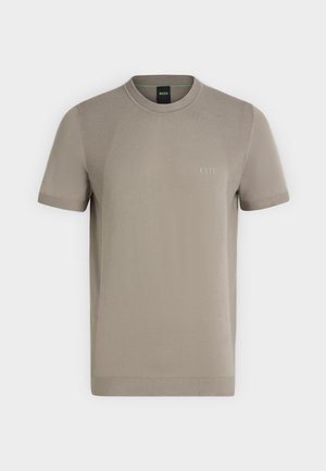 T-shirt beige en maille à manches courtes avec col rond, panneaux latéraux subtilement texturés et petit logo "BOSS" sur la poitrine gauche.