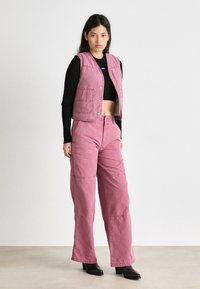 HUGO ANULA - Liemenė - medium pink