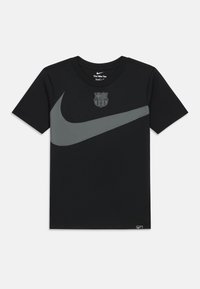 Μαύρο βαμβακερό T-shirt με μεγάλη γκρι λωρίδα Nike και λογότυπο του συλλόγου Μπαρτσελόνα. Κοντά μανίκια και στρογγυλή λαιμόκοψη με κανονική γραμμή.