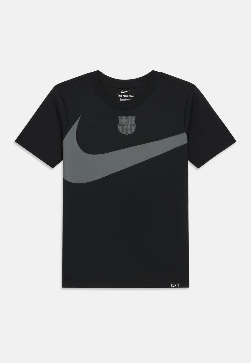 Μαύρο βαμβακερό T-shirt με μεγάλη γκρι λωρίδα Nike και λογότυπο του συλλόγου Μπαρτσελόνα. Κοντά μανίκια και στρογγυλή λαιμόκοψη με κανονική γραμμή.