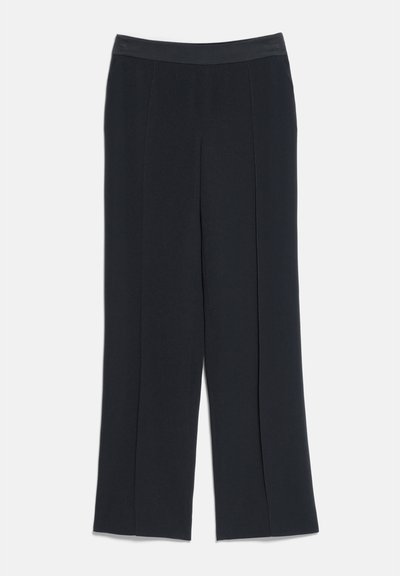 Pantalon noir à jambes larges avec une taille haute, confectionné avec des coutures avant pour un look propre et formel.