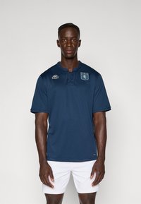Marinefarbene Sportshirts mit strukturiertem Finish, kurzenÄrmeln und rundem Schnürkragen. Mit Logo- und Wappenakzenten.