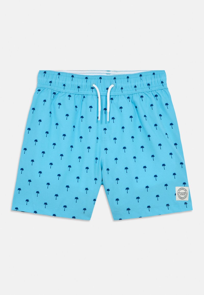 Shorts de bain bleu clair avec un motif de palmiers bleu marine. Ils sont dotés d'une taille ajustable avec un cordon de serrage blanc et d'un patch logo sur l'ourlet.