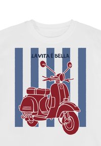 Illustration d’un scooter vintage rouge avec un fond à rayures verticales bleues et la phrase « LA VITA É BELLA » sur un t-shirt blanc.