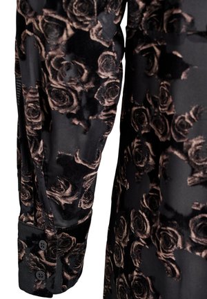 Zwarte stof met een subtiel rozenpatroon in donkere tinten. Bevat een knoopmanchet en een gestructureerd oppervlak, dat zachte fluweel en glad materiaal combineert.
