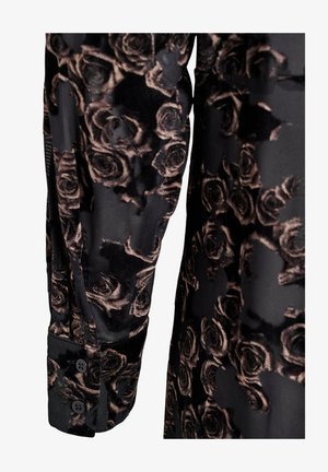 Melna auduma ar niansētu rozes rakstu tumšās krāsās. Iekļauj pogu aproci un teksturētu virsmu, apvienojot mīksto zīdu un gludo materiālu.