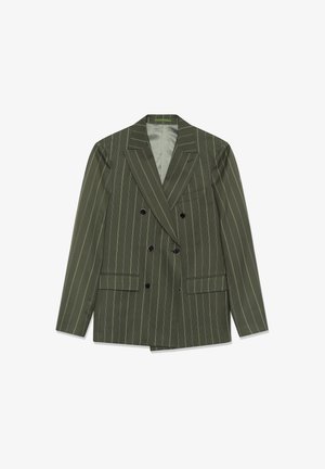Blazer verde oliva doppiopetto con sottili righe bianche, rever a lancia, due tasche frontali e bottoni neri. Tessuto liscio e strutturato.