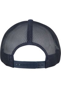 Sötétkék hálós baseball sapka, egy szilárd anyagú elülső résszel és állítható műanyag pánttal. Ívelt karimával és szellőző panelek találhatók rajta.