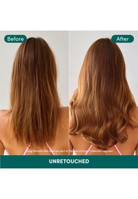 Avant : cheveux bruns, lisses, de longueur moyenne, texture crépue. Après : cheveux ondulés, brillants avec des boucles douces, finition lisse, même longueur.