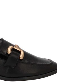 Zapato de cuero negro con punta redonda, que cuenta con una hebilla y detalle de correa metálica dorada. Textura suave y suela de perfil bajo.