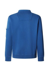 Mėlyna sportinė maikutė su nuleidžiamu apykakle, gumbuotais rankogaliais ir šonine kišene. Medžiaga atrodo lygi ir minkšta, be matomų raštų.