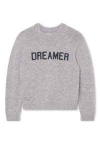 Szary sweter z dzianiny z prążkowanymi mankietami i dołem, z napisem "DREAMER" w ciemnozielonym kolorze na piersi. Miękka tekstura, okrągły dekolt.