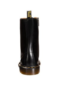 Zwarte leren enkellaars met een afgeronde neus, gele stiknaden en een merklabel aan de aantreklus. Heeft een stevige, doorschijnende zool.