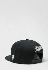 Mustahuivi, jossa on valkoiset brodeeratut tekstit "Naughty League" takana ja käden graafi sivulla. Tekstuuri kangaspinta.