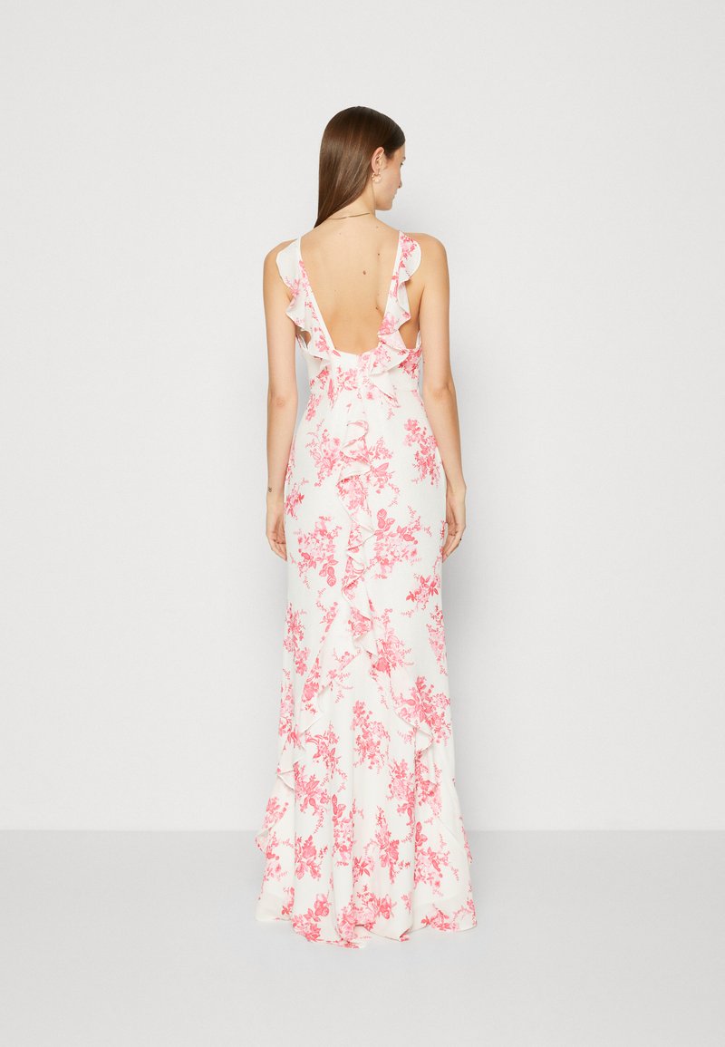 Robe maxi en tissu blanc avec imprimé floral rose. Présente des bretelles froncées et un dos en V profond. Jupe évasée avec des volants cascade.