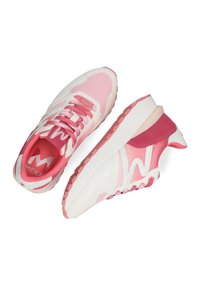 Scarpe da atletica rosa e bianche realizzate in mesh e suede, con una suola in gomma spessa e un logo sulla linguetta e sul lato.