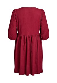 Vestido burdeos con superficie texturizada, escote redondo y mangas largas abullonadas. La falda acampanada se extiende hasta la mitad de la pantorrilla.