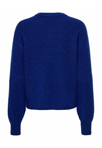 Modro, teksturirano pleten pulover z okrolim izrezom, spuščenimi rameni in dolgimi rokavi. Robovi pri spodnjem delu so ravni in sproščeni.